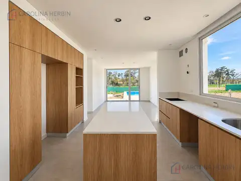 Casa en Venta con 3 cocheras