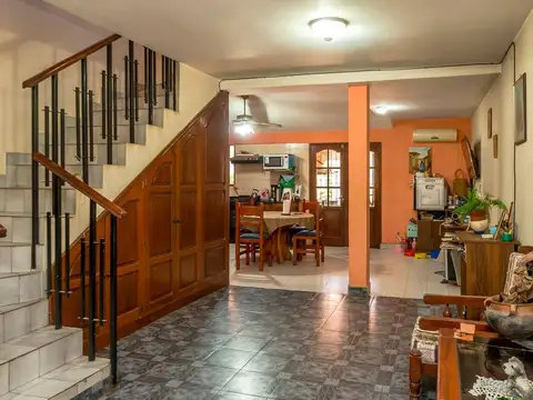 Casa 5 ambientes con 2 baños