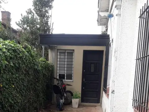 Casa 6 ambientes con 2 baños