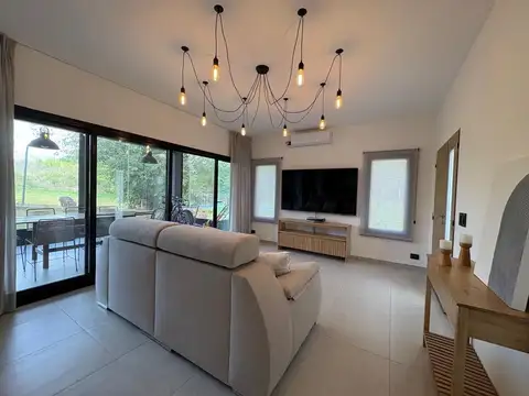 Casa 4 ambientes con 3 baños