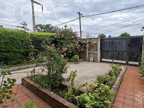 Casa 6 ambientes con 2 baños