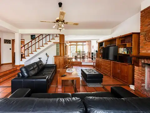 Casa 6 ambientes con 2 baños