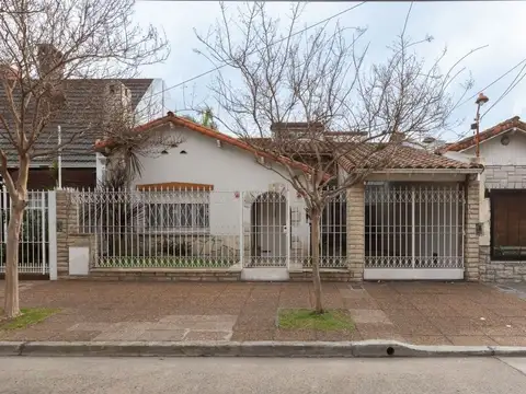 VENTA CASA EN CASEROS 4 AMB - PERMUTA