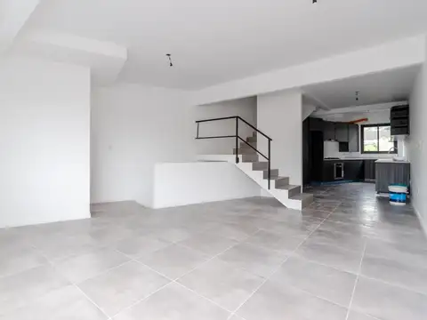 Tríplex de 3 ambientes con jardín, piscina y cochera en venta en Olivos, Vicente López.