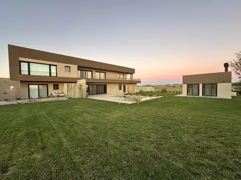 Casa 4 ambientes con 4 baños