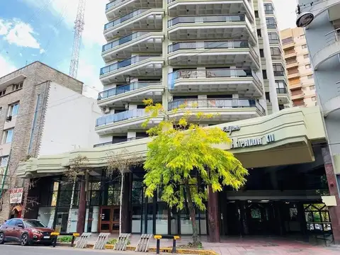 DEPARTAMENTO DE CUATRO AMBIENTES CON DEPENDENCIA Y COCHERA