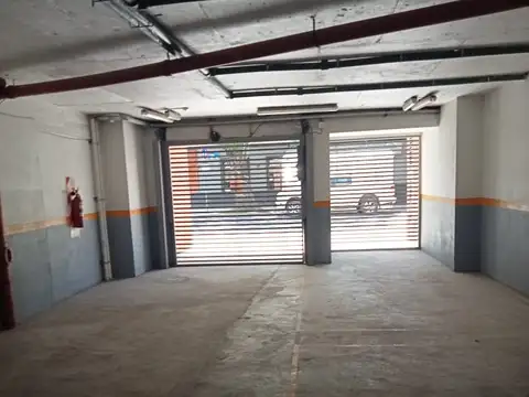 EXCELENTE COCHERA PRIVADA EN EDIFICIO PARA DOS AUTOS COMODOS O HASTA TRES