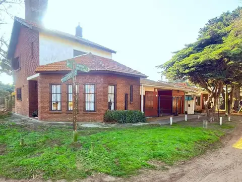 Casa en Esquina de 2 Dormitorios, Patio, Gas Natural, 97 m².