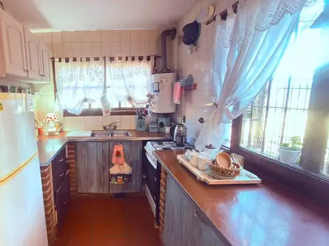 Casa en Esquina de 2 Dormitorios, Patio, Gas Natural, 97 m².