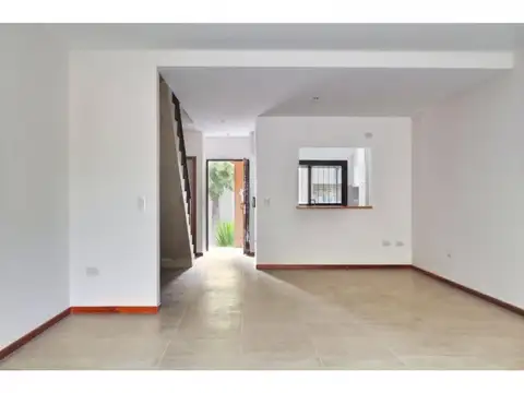 VENTA CASA. CONDOS UGARTECHE 1200 BIS, FISHERTON, ROSARIO. U$S 240.000