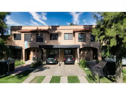 VENTA CASA. CONDOS UGARTECHE 1200 BIS, FISHERTON, ROSARIO. U$S 240.000