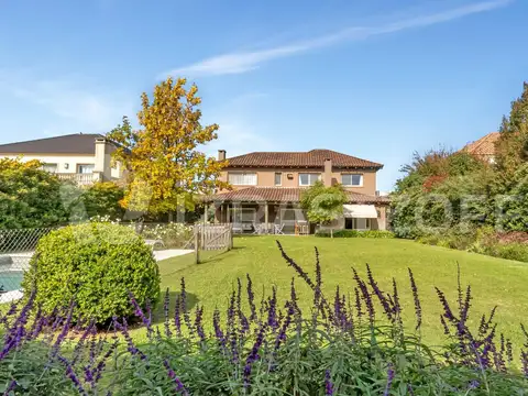 Casa en Las Liebres 4 dormitorios, escritorio, jardin y piscina