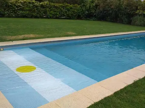 Casa en Alquiler con 3 cocheras