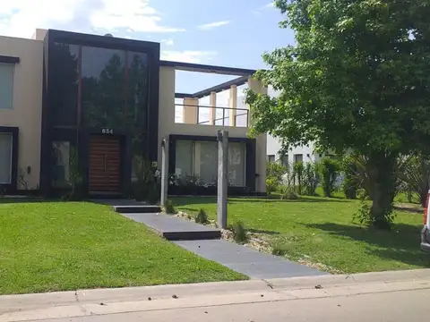 Casa en Alquiler con 3 cocheras