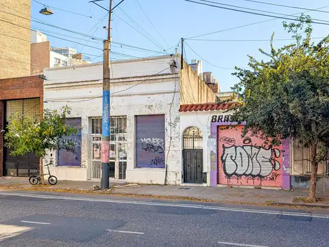 Departamento de pasillo + local y cochera en Abasto