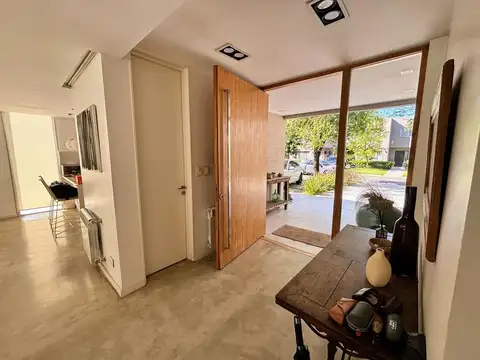 VENTA CASA 4 AMBIENTES EN BARRIO LA COMARCA