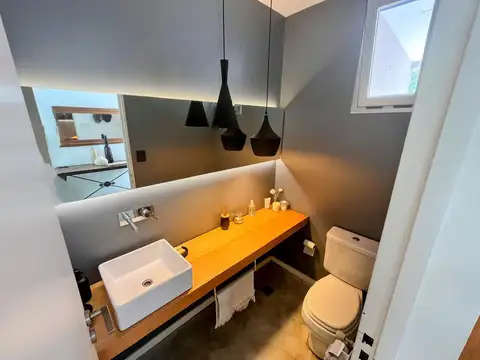 Casa 4 ambientes con 3 baños