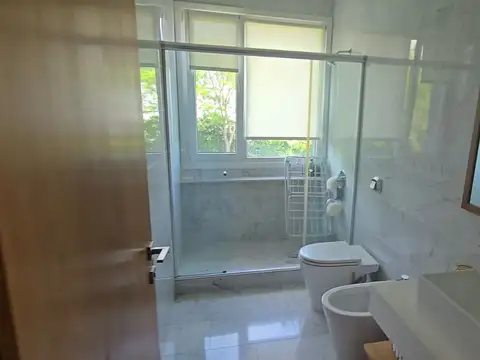 Casa 8 ambientes con 7 baños