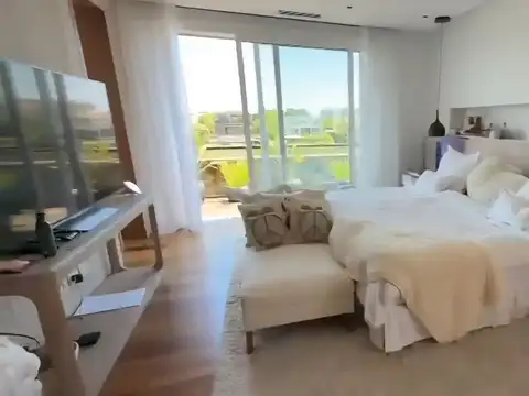 Casa en Alquiler con 4 cocheras