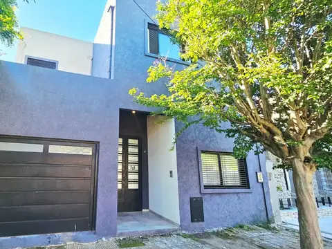 CASA DE 4 AMBIENTES CON COCHERA