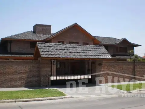 Casa en Venta con 3 cocheras