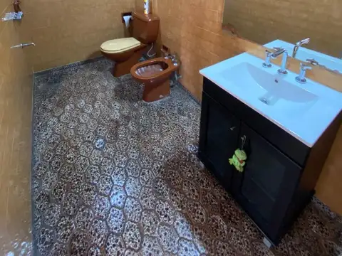 Casa 4 ambientes con 2 baños