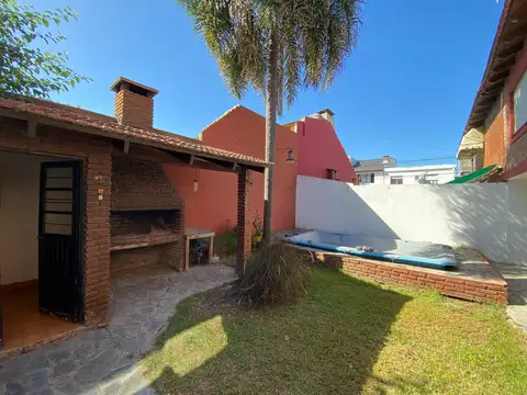 Hermoso Chalet de 3 dormitorios con parque y pileta!