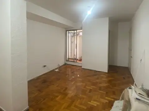 Departamento Planta Baja con Patio en Alquiler.- Almagro