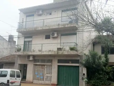 Dpto 2 amb muy luminoso, 2do piso por escalera