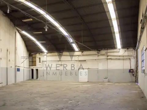 Galpon en San Martin, 564 m2 con doble porton y oficinas