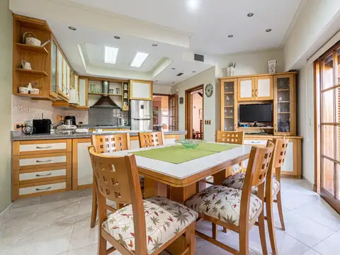 Casa en Venta con 3 cocheras