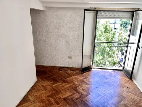 Departamento en alquiler en Villa del Parque, 2 Amb. Dueño Directo, Mejor Ubicacion. Excelente Estado, Vista a la Plaza Principal, todo luz y sol. Baño hecho a nuevo. Parquet recien Plastificado.