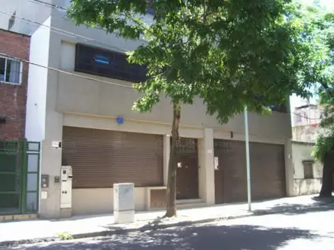 DEPOSITO DE TRES PLANTAS EN DOBLE LOTE.