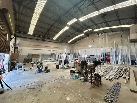 Galpón comercial con casa de 4 ambientes