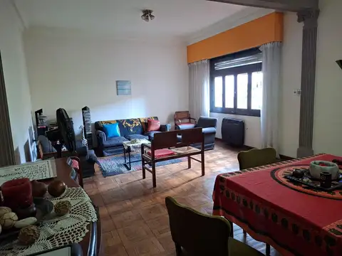 MIRALO. PH 5 ambientes Hab y baño servicio, terraza balcón