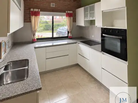 Casa 4 ambientes con 2 baños