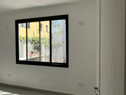 Casa en Alquiler con 2 cocheras