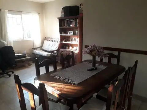 CASA 3 AMBIENTES CON COCHERA Y FONDO LIBRE EN LAVALLOL 