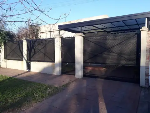 CASA 3 AMBIENTES CON COCHERA Y FONDO LIBRE EN LAVALLOL 