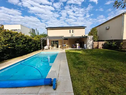Casa con pileta en Santa Guadalupe Pilar del Este