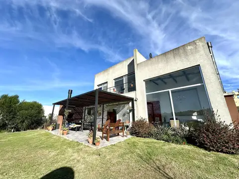 Casa en Alquiler con 3 cocheras