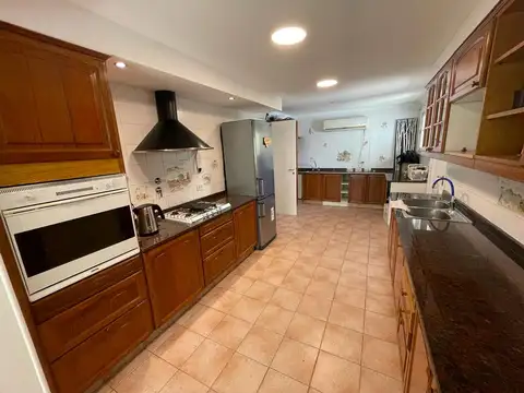Casa en Venta con 4 cocheras