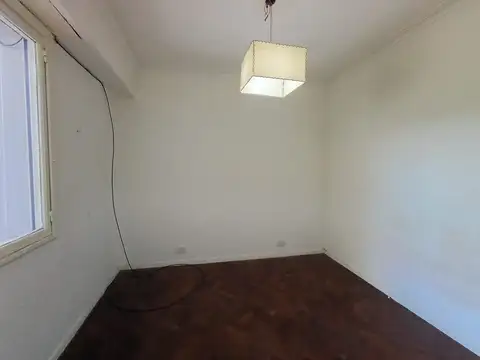 Tipo casa 3 Amb. C/balcón. 1º piso x esc.