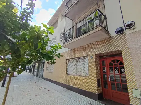 Tipo casa 3 Amb. C/balcón. 1º piso x esc.