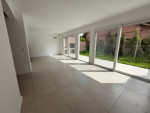 Casa 5 ambientes con 2 baños