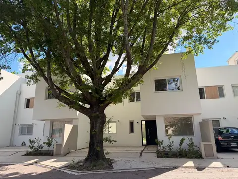 Venta de casa a estrenar de 5 ambientes en Las Lomas de San Isidro, en barrio cerrado sin expensas.