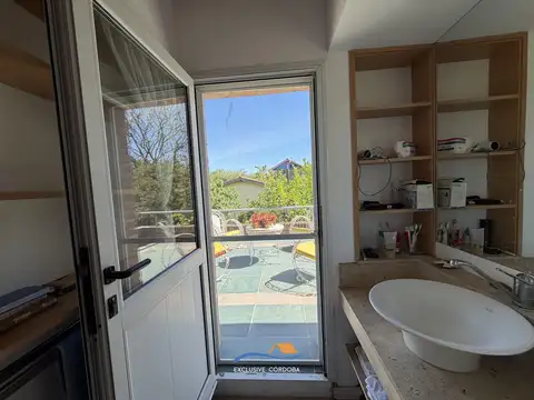 Casa 8 ambientes con 4 baños