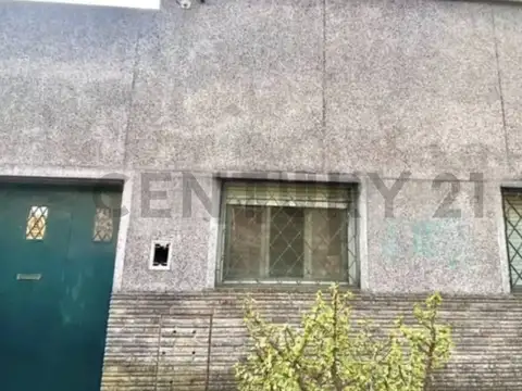 Lote en venta en La Plata, Tolosa (Lote Propio con construcción a reciclar Cno. Belgrano entre 52