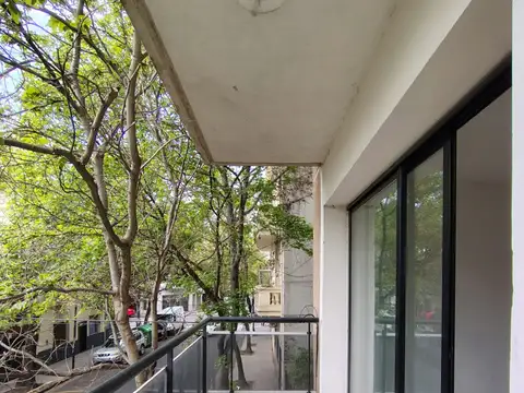 AL FRENTE - AMPLIO DIVISIBLE – BALCON Y PATIO–  MUY BUENOS DETALLES – REGIO SUM CON PARRILLA – LAUNDRY