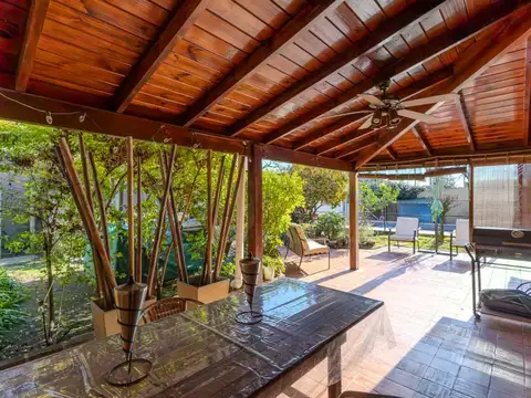 CASA 6 AMB EN VENTA CON PILETA Y PARRILLA C. EVITA